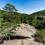 Přírodní rezervace Roverské skály. Na celém Kokořínsku bylo 138 tábořišť, nyní jich je pod sto a dalších 64 má zmizet. Zlegalitovat se má jen 31 míst.