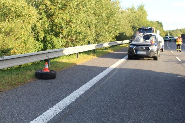 Nákladnímu autu na Třinecku upadlo za jízdy kolo a sestřelilo protijedoucí audi. Dva zranění