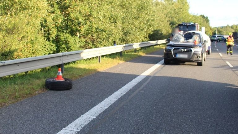 Nákladnímu autu na Třinecku upadlo za jízdy kolo a sestřelilo protijedoucí audi. Dva zranění