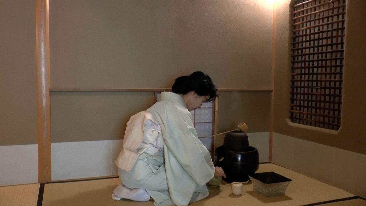 Japonský čajový nápoj matcha nabírá na popularitě. Na tradiční obřad čadó se však zapomíná
