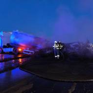 Zasahovali profesionální i dobrovolné jednotky hasičů.