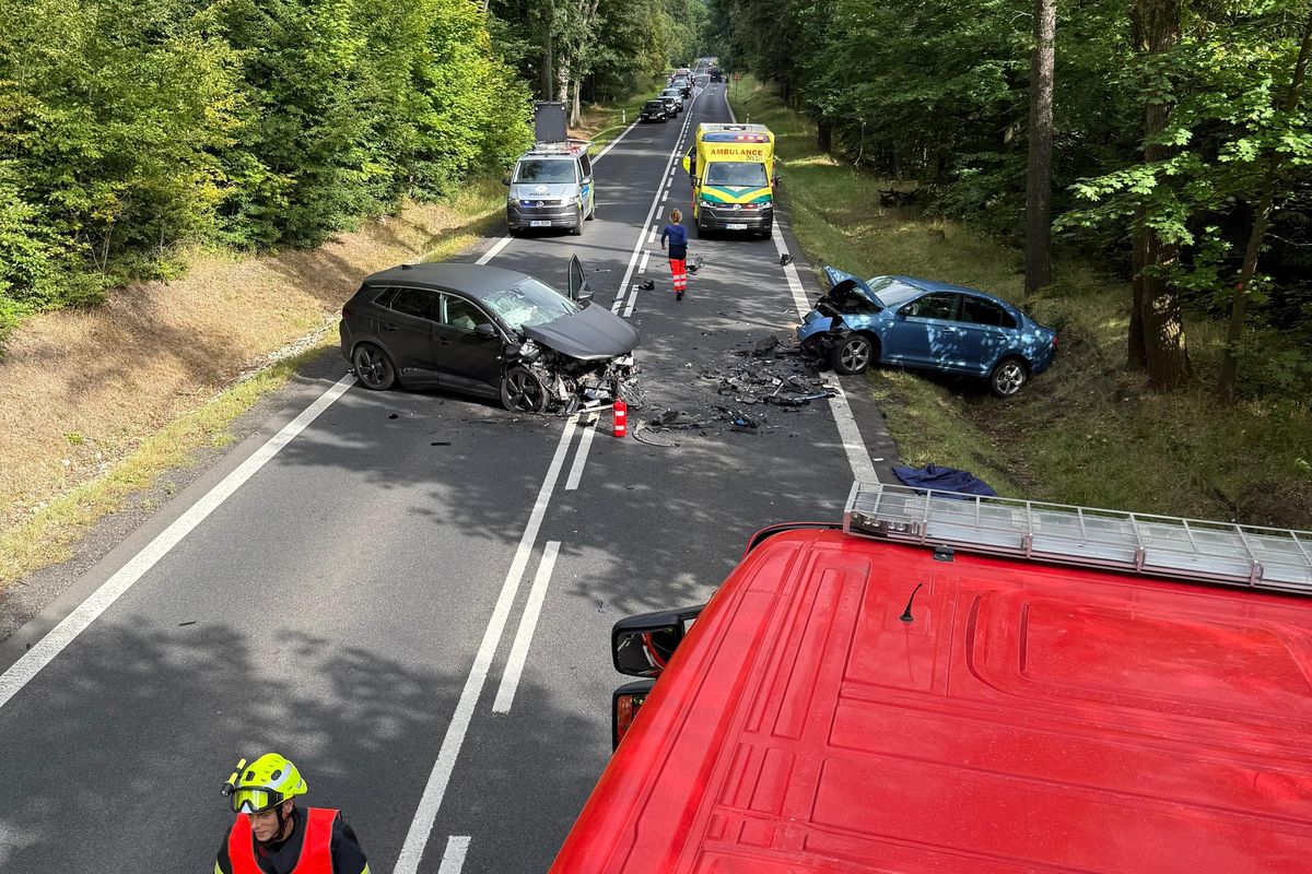 Při nehodě na Chebsku utrpěli zranění čtyři lidé. Hlavní tah na Německo je neprůjezdný