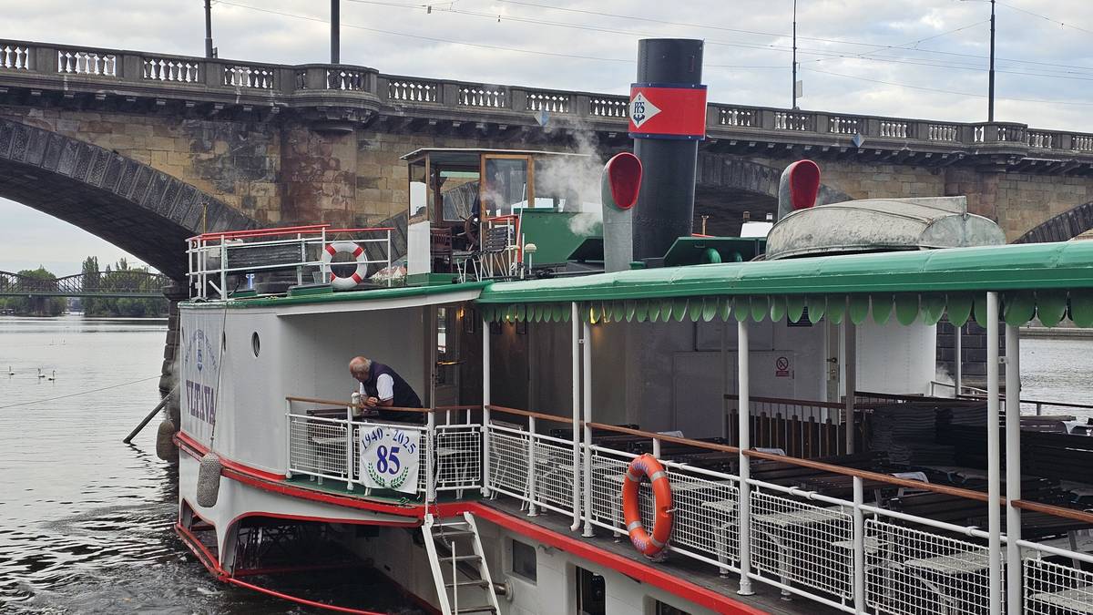 Pohled na parník z mola v brzkém sobotním ránu, kdy je ještě pražská náplavka u Palackého mostu takřka prázdná.