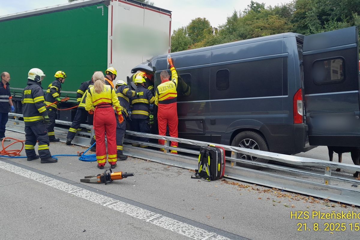 Tragická srážka komplikuje dopravu na D5, zahynula 60letá Němka v dodávce