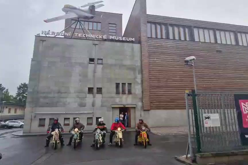 Spanilá jízda motorek Čechie z první republiky odstartovala z Prahy