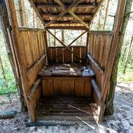 K úkrytu Orion si táborníci přistavěli i kadibudku. Zásahy do přírody ale vadí kritikům.