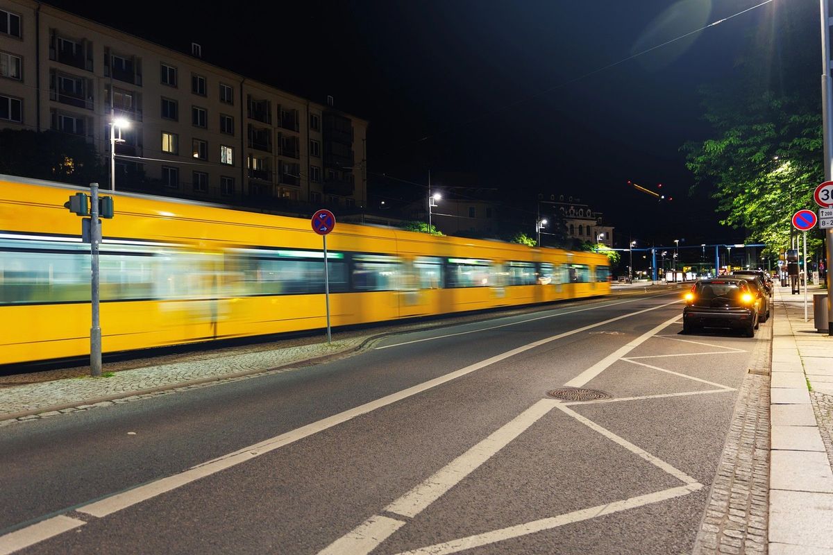 Útočník napadl nožem v noční tramvaji v Drážďanech Američana, který se zastal obtěžovaných žen