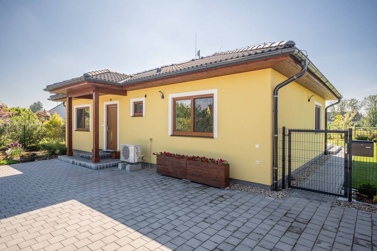 „Původně jsme bydleli v prostorném bytě 4+1. Ale stále jsme měli sousedy, a navíc se pod námi časem otevřela hospoda, která nás rušila,“ vzpomíná Jitka na bydlení před dřevostavbou.