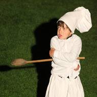 Režisérka Lenka Pospíchalová zapojila do představení i malé děti, například do role kuchtíka.