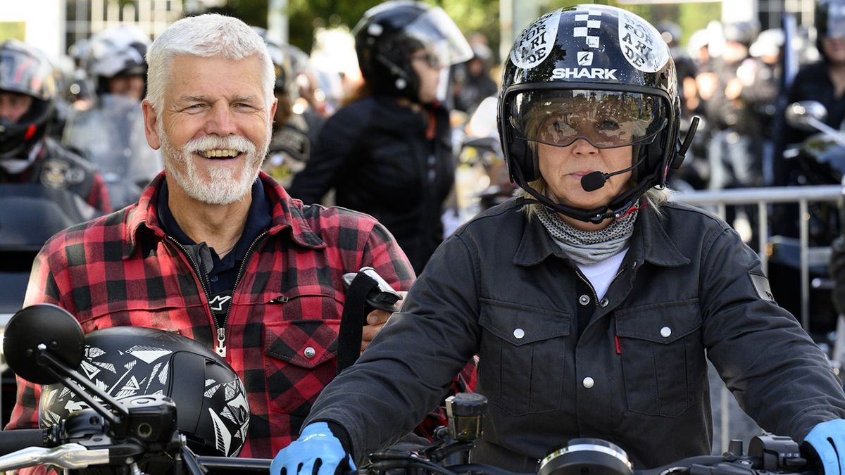 Prahou burácelo přes 800 harleyů, do spanilé jízdy se zapojil i prezidentský pár