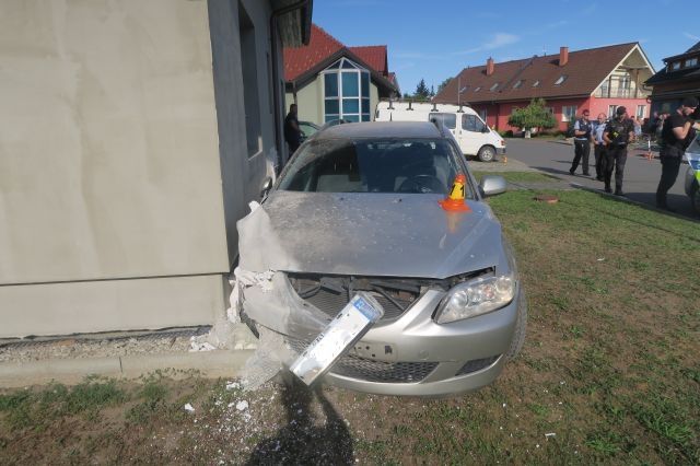 V Nezamyslicích boural opilý řidič do auta a domu, z místa nehody se marně pokoušel utéct 