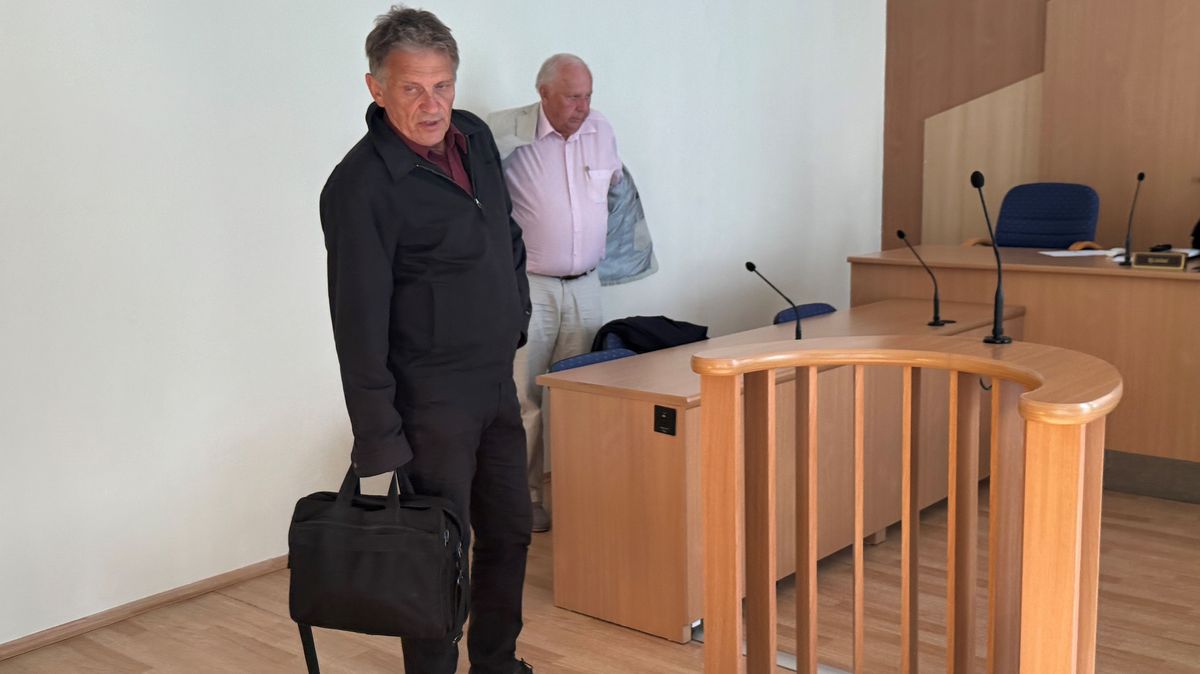Neodbytný důchodce dostal domovnici až k psychiatrovi. Nebyla schopná ani vyměnit žárovku, hájil se u soudu