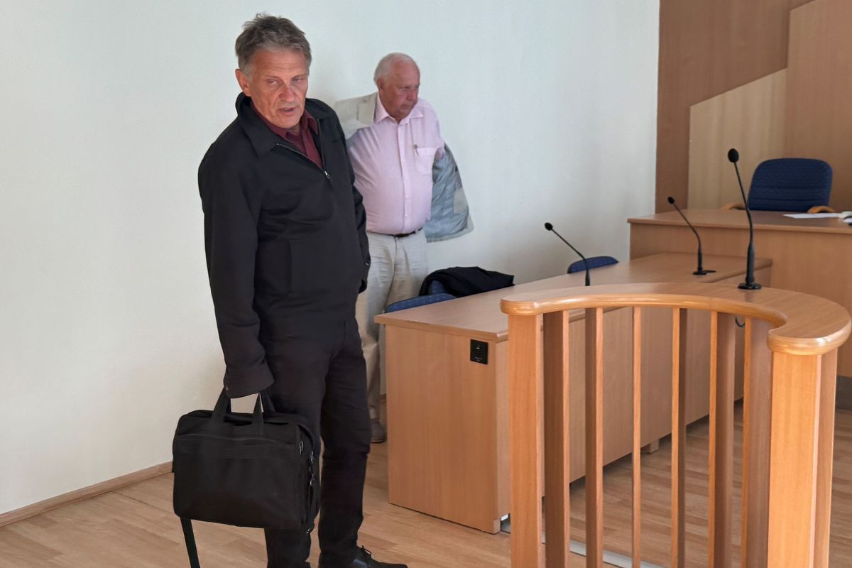 Neodbytný důchodce dostal domovnici až k psychiatrovi. Nebyla schopná ani vyměnit žárovku, hájil se u soudu