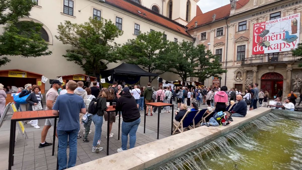 Festival Brno Buď Láska přitahuje místní i Ukrajince. Dražila se i díla s úlomky války
