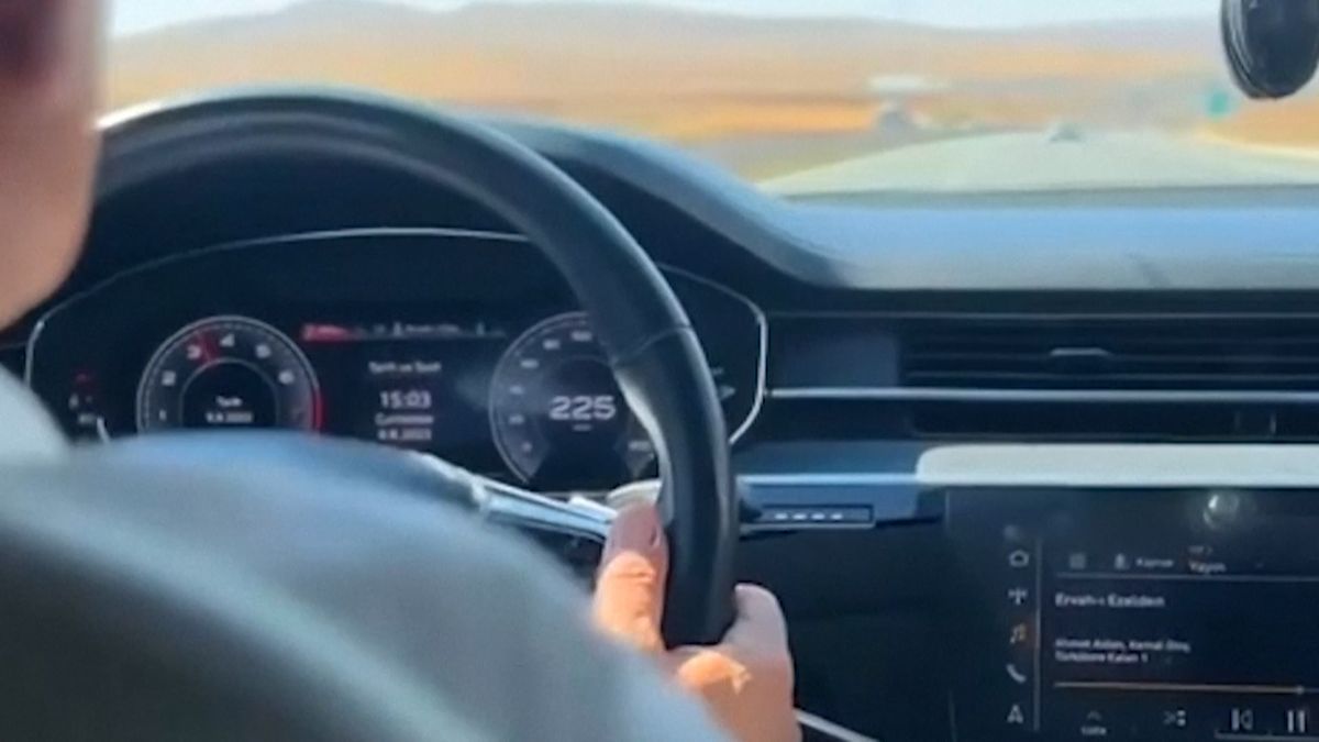 Turecký ministr se natočil, jak jede po dálnici rychlostí 225 km/h