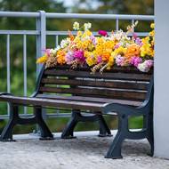 Nazdobená lavička na mostě