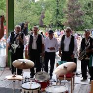 Focení kapely Akuma během nedělního koncertu ve frýdecko-místeckých Smetanových sadech