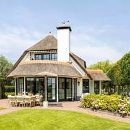 Vilu doplňuje velmi pečlivě udržovaná zahrada.