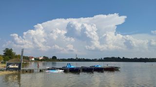 Slunečné počasí i bouřky. Čeká nás typicky letní týden