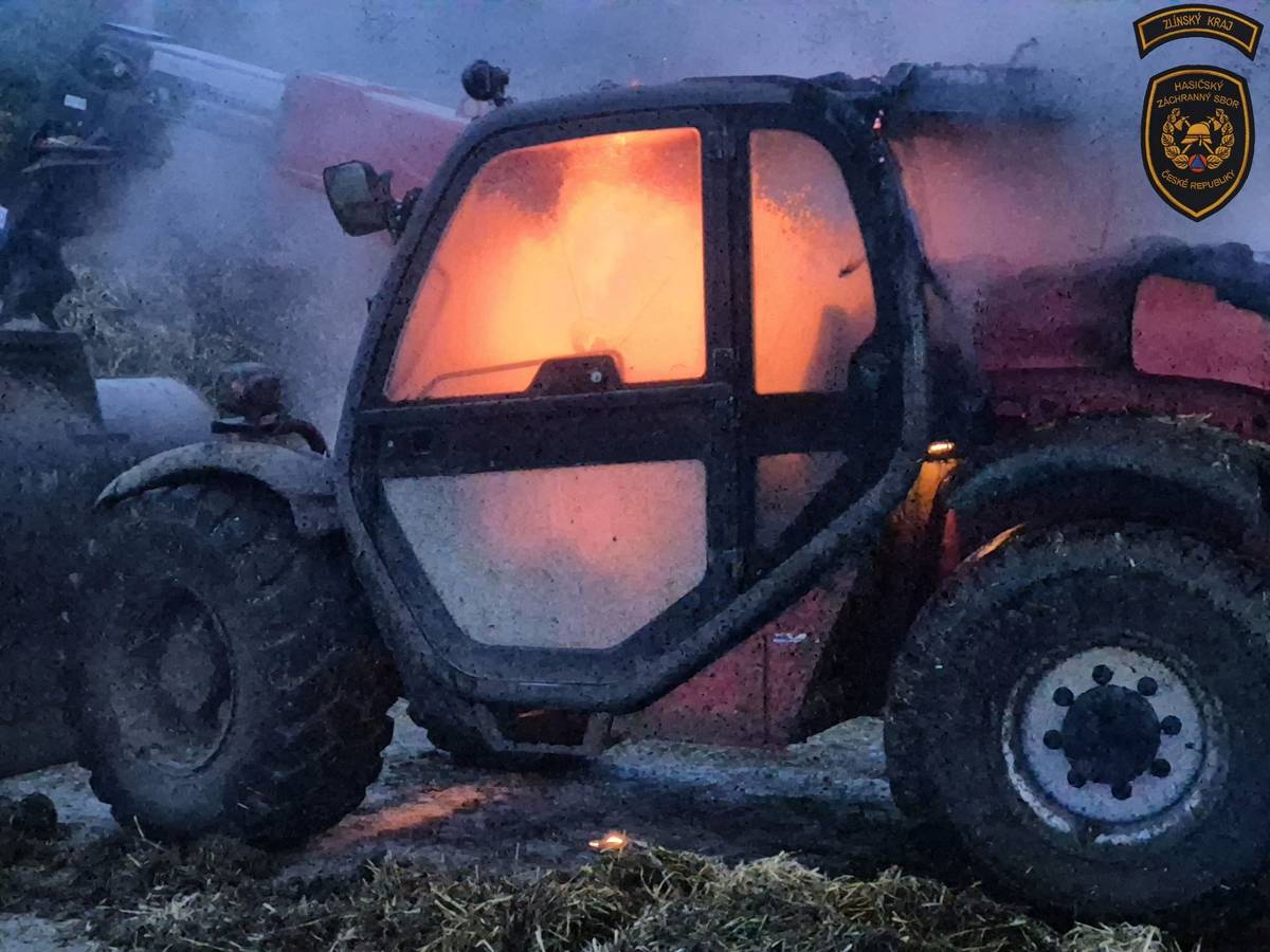 V Ratajích na Kroměřížsku hořel v páteční ráno nakladač