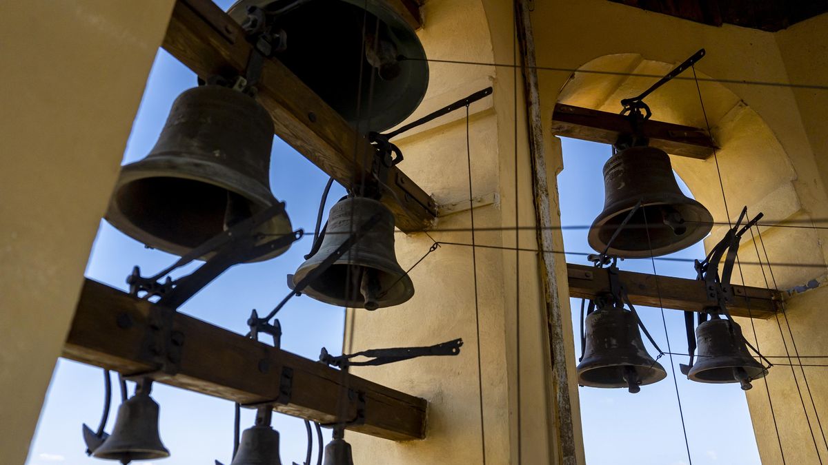 S kamerou ve věži Pražské Lorety. Natočili jsme, jak se hraje na 330 let starou barokní zvonohru