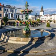 Květinami nazdobená karvinská Litinová kašna