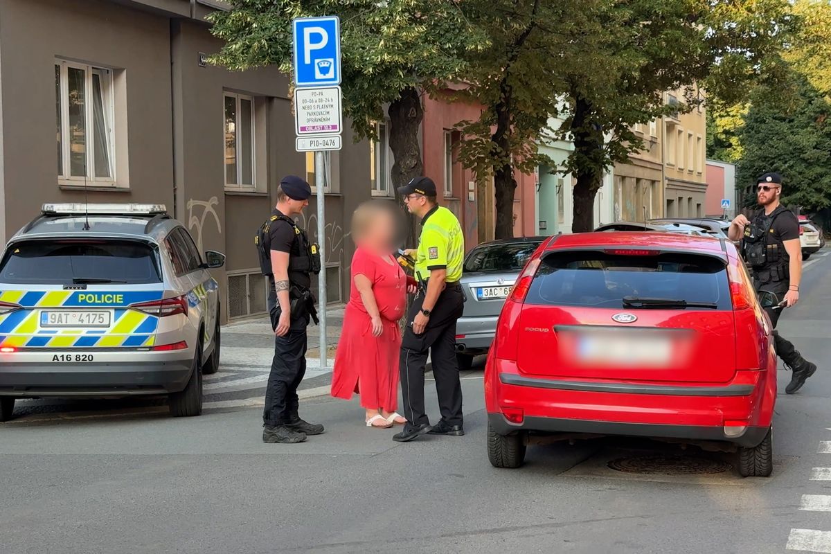 Opilá řidička v Praze nabourala několik stojících vozů