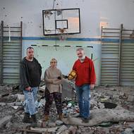 Ivo, Petra a Nikola ve zničené škole