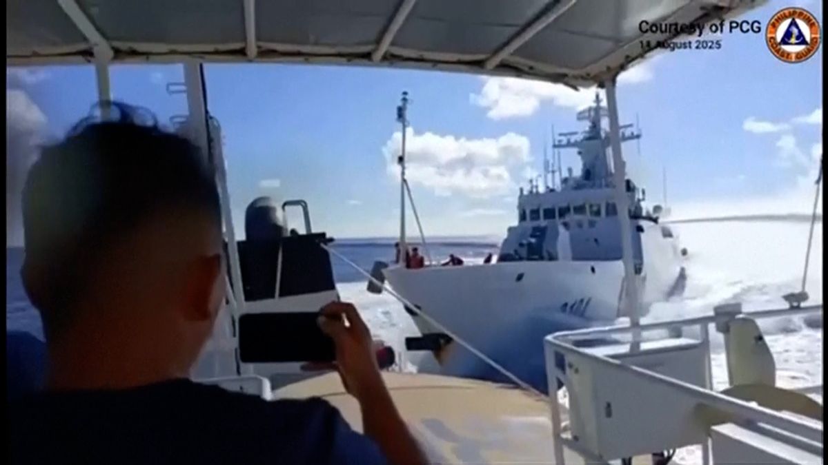 Čínská válečná loď se srazila s pobřežní stráží, která pronásledovala Filipínce. Ti nehodu natočili