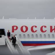 Vladimir Putin vystupuje ze svého letadla.