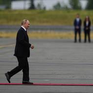 Donald Trump přivítal Vladimira Putina při jejich setkání červeným kobercem.