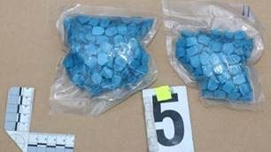 Dealer ve škodovce převážel kokain, stovky tablet extáze i bonbóny s THC