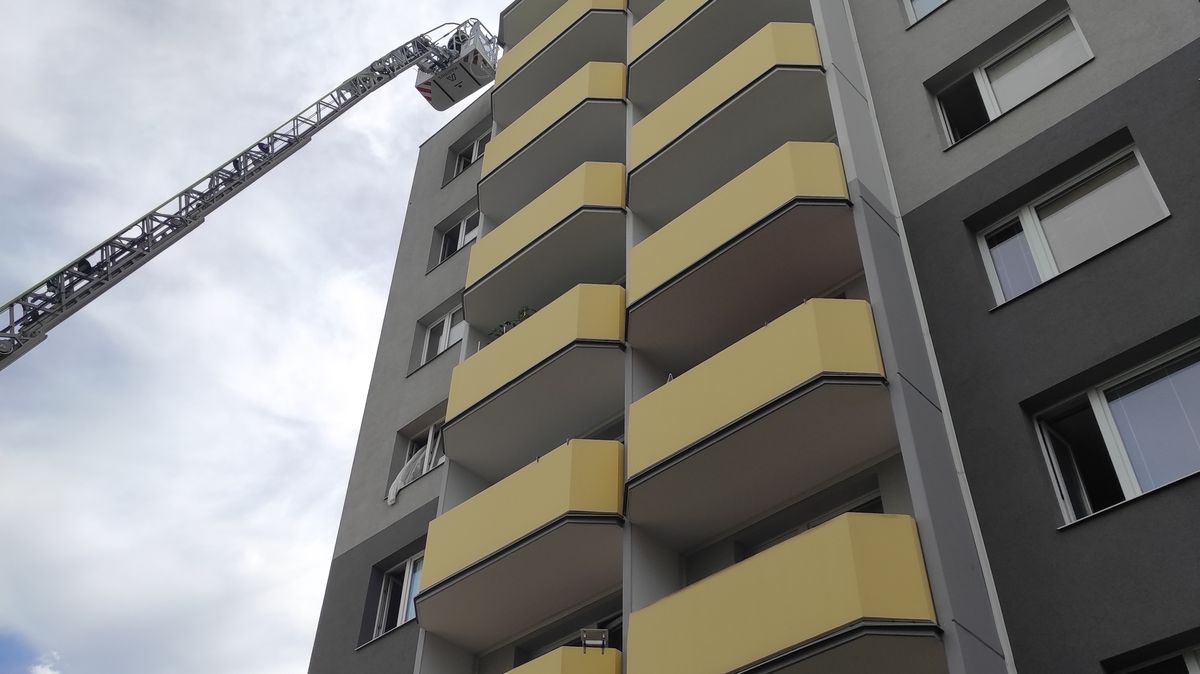 Požár v Prostějově vyhnal z bytu desítky lidí. Sedm z nich skončilo v nemocnici