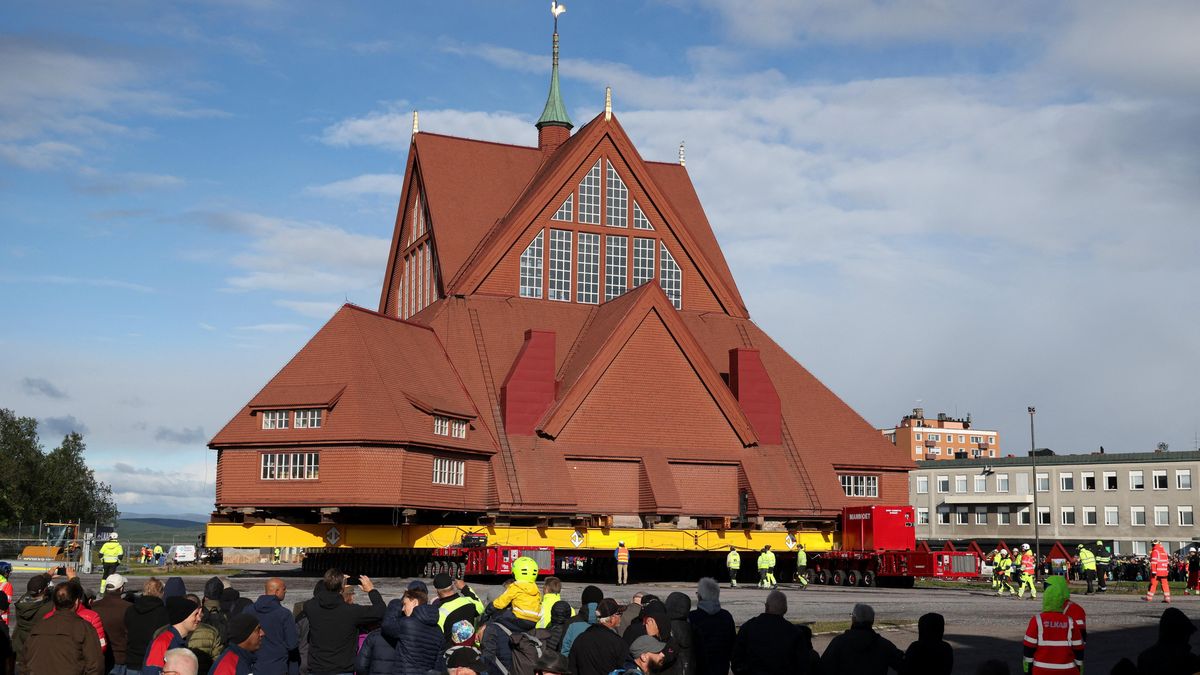 Ve Švédsku přesouvají 113 let starý kostel, pět kilometrů urazí za dva dny