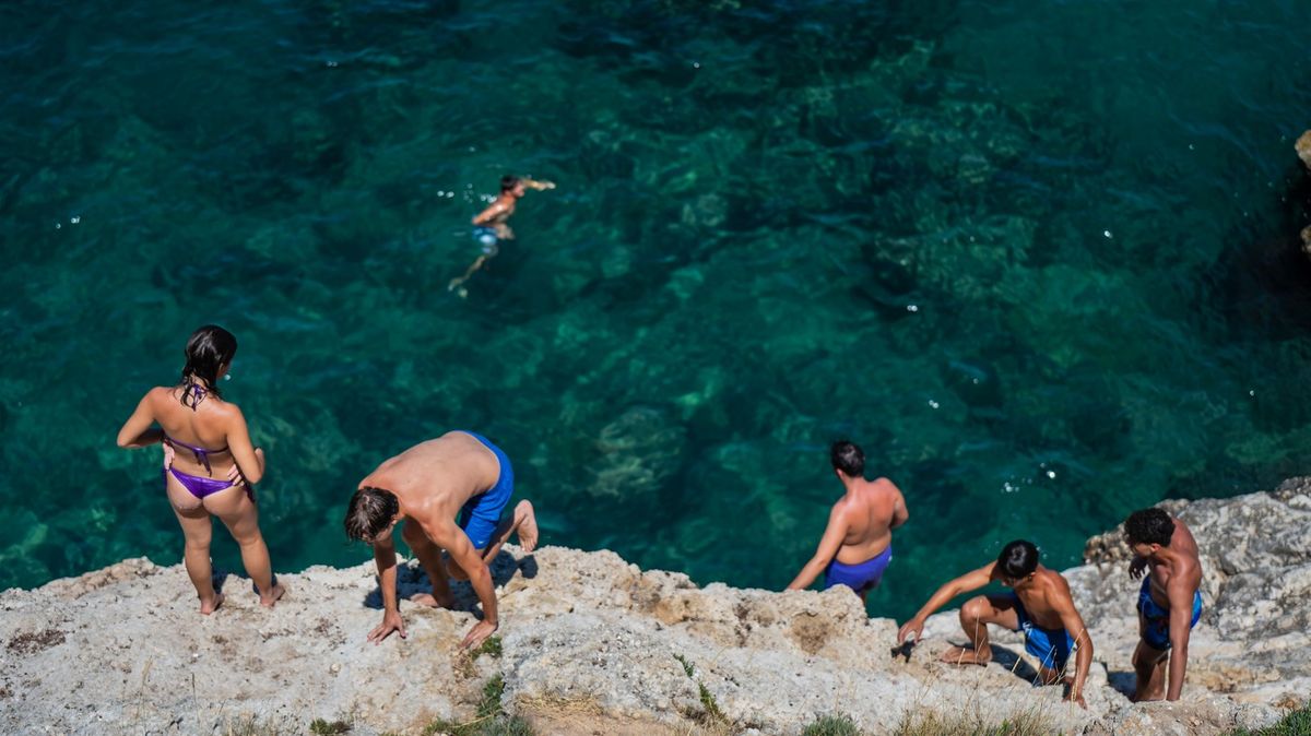 Skočil z útesu do moře a nepřežil. Itálie varuje turisty před riskantní zábavou