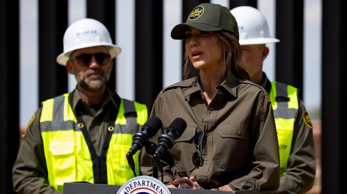 Trump nechává natřít plot na hranici s Mexikem na černo, aby se na slunci rozpálil