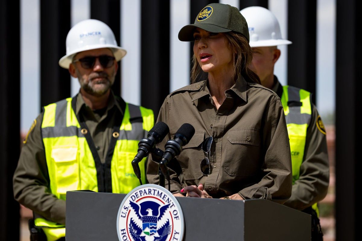 Trump nechává natřít plot na hranici s Mexikem na černo, aby se na slunci rozpálil