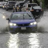 Voda na Brookville Boulevardu v newyorském Queensu. 