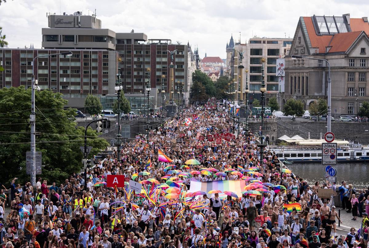 Mnohatisícový průvod vyrazil z ulice Na Příkopě a pokračoval Revoluční a Dlouhou ulicí na Staroměstské náměstí, odkud dále směřoval Pařížskou ulicí na Čechův most a po schodech na Letenskou pláň.