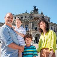 Jiří Bubeníček získal, mimo jiná ocenění, i baletního Oscara – cenu Benois de la Danse. S rodinou před budovou slavného divadla, kde působil řadu let.