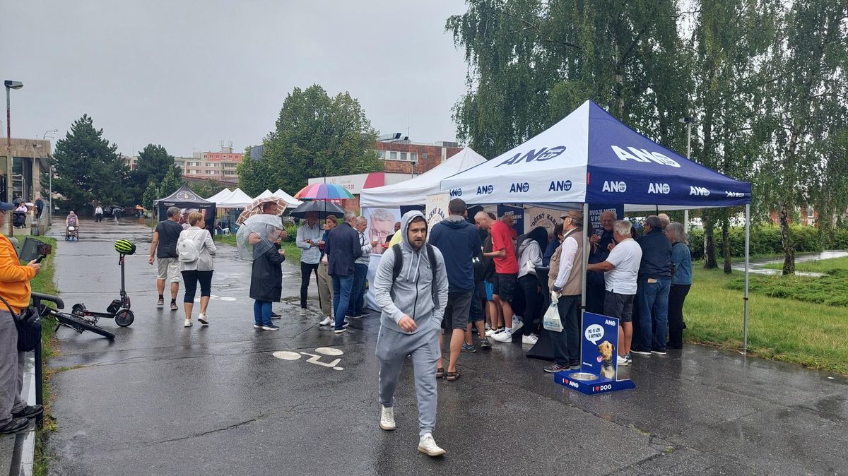 Havlíček by byl lepší premiér než Babiš, znělo na propršeném mítinku ANO v Praze