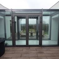 Mezi dvěma částmi stavby se nachází spojovací krček. 