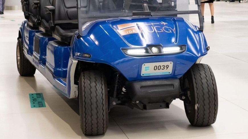 Opilec se proháněl po letišti v Buffalu v asistenčním vozíku, pochroumal pás pro pěší