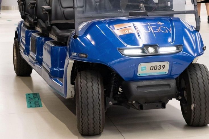 Opilec se proháněl po letišti v Buffalu v asistenčním vozíku, pochroumal pás pro pěší