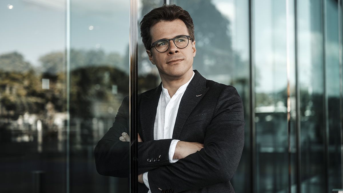 Těžko bych kdy hledal přirozenější úkol než být šéfdirigentem České filharmonie, říká Jakub Hrůša
