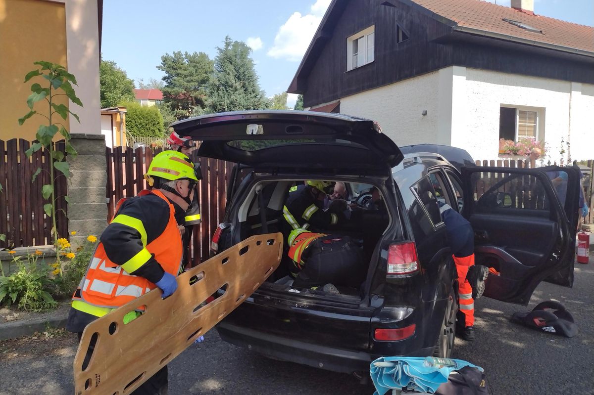 Řidička citroënu bourala na Sokolovsku. Zranila sebe i tři děti 