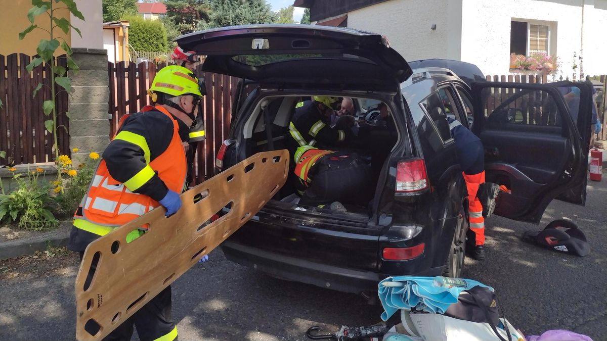 Řidička citroënu bourala na Sokolovsku. Zranila sebe i tři děti