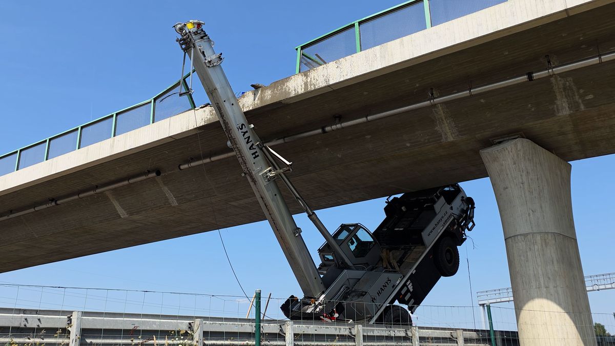 Jeřáb nesundal rameno a narazil jím do mostu na dálnici D3