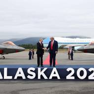 Trump a Putin na speciálně postaveném podiu na základně Elmendorf-Richardson na Aljašce.