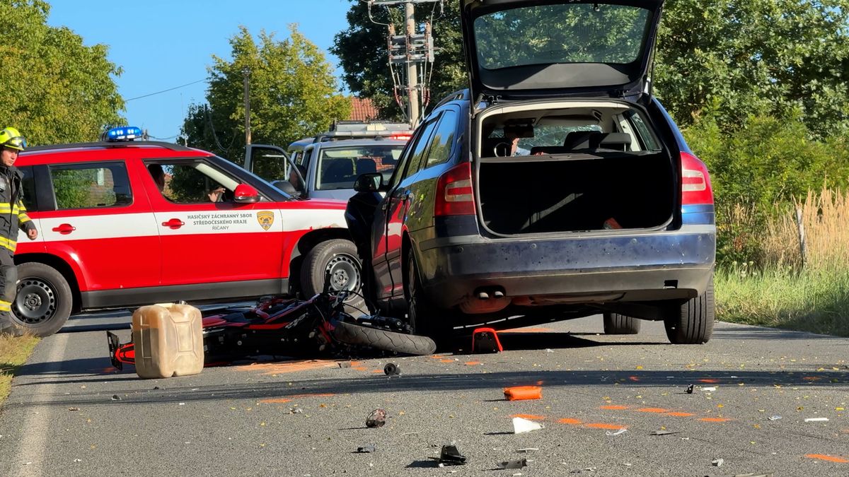 Chlapec na motorce u Prahy předjížděl autobus a čelně narazil do auta